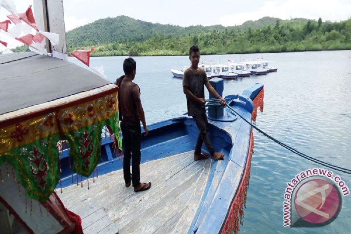 Pemprov Sulteng Bagikan Kapal Kepada Nelayan 