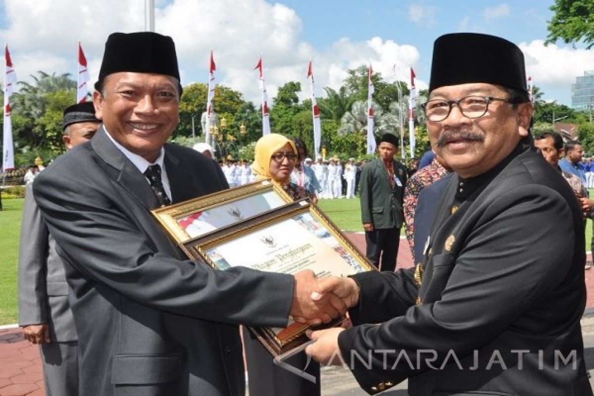 Bupati Gresik Terima Dua Penghargaan Dari Gubernur Jatim