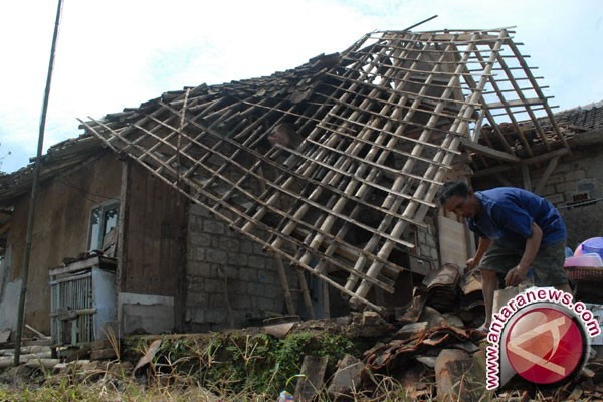 Puting beliung rusak ratusan rumah di Pangandaran