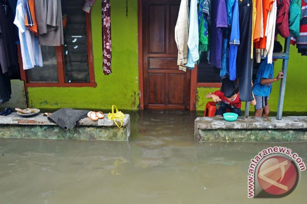 Banjir di Sukabumi kemarin membuat ratusan orang kehilangan rumah