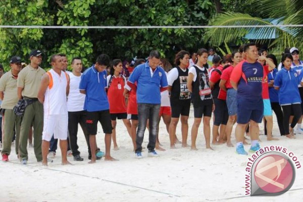 74 Tim Ikut Voli Pantai Meti Kei