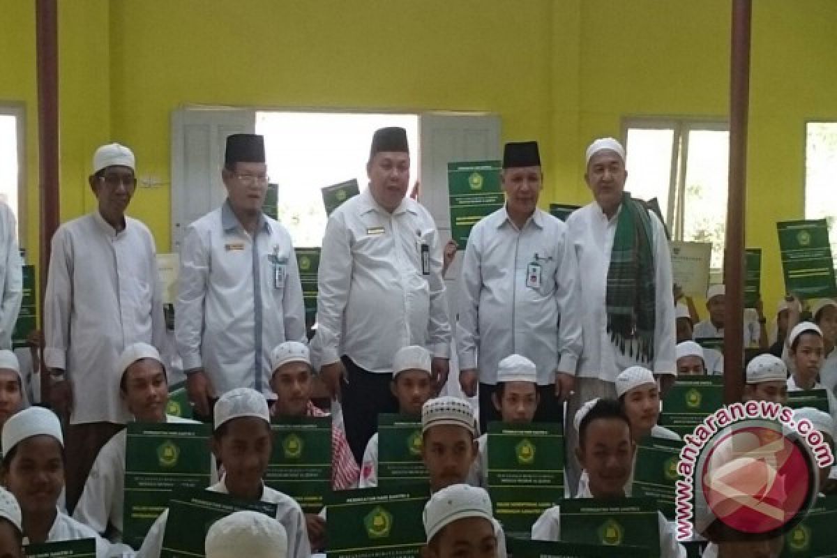 604 Santri Kalsel Menulis Al-quran Untuk Presiden 