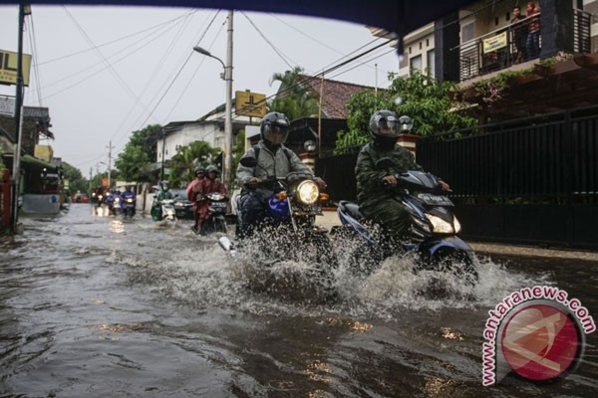 Hujan deras akibatkan banjir dan longsor di DIY