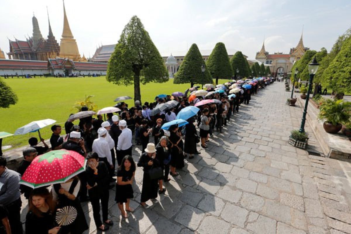 Abu jenazah raja Thailand dikumpulkan setelah upacara pemakaman