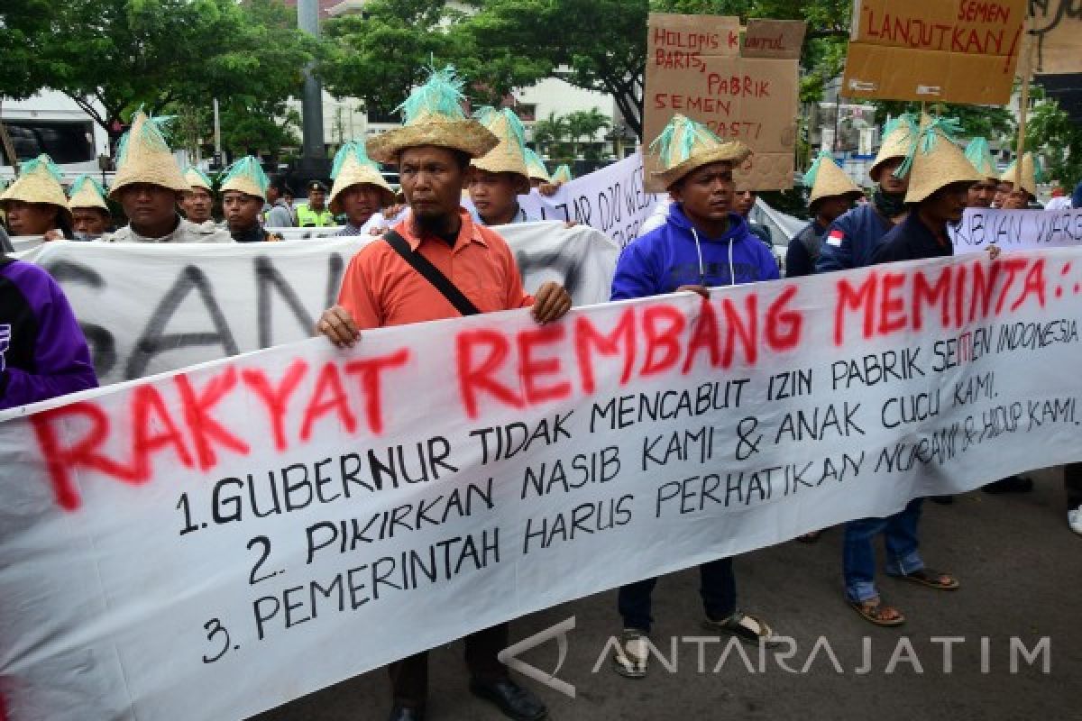Warga Rembang Tolak Berhentinya Pabrik Semen Indonesia