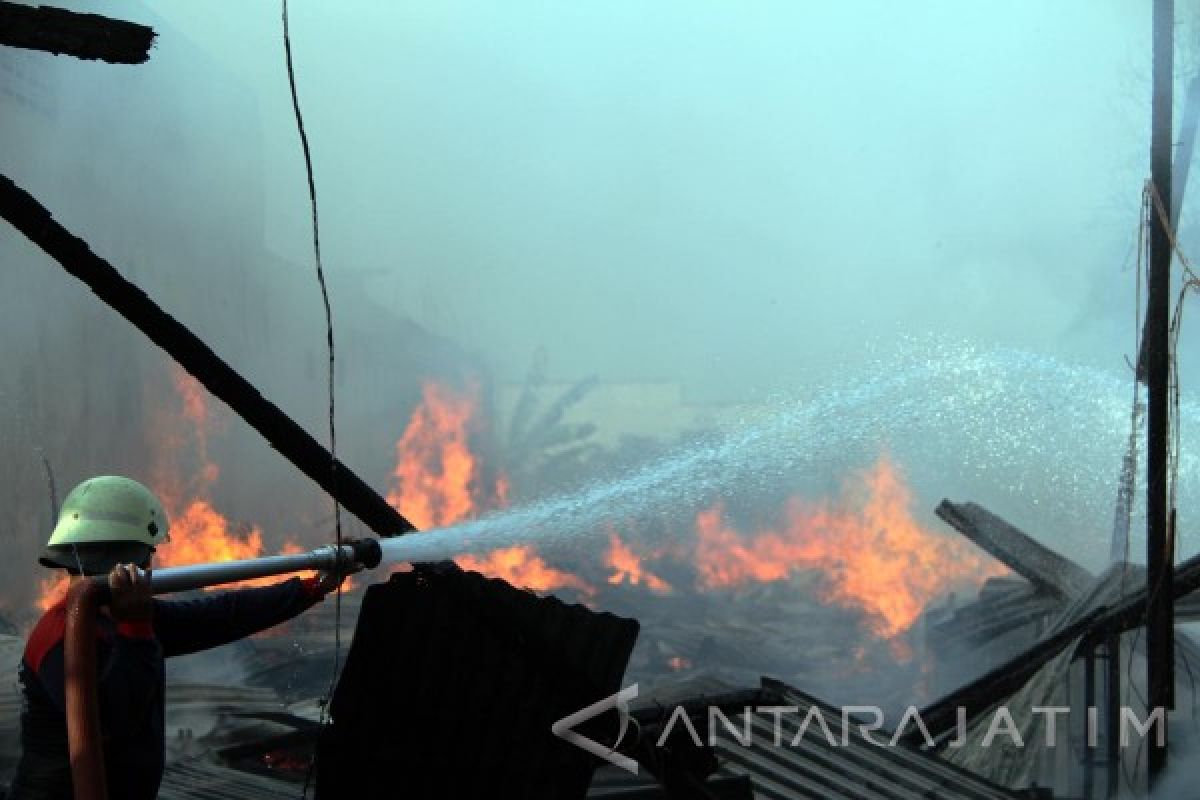 Gudang Kayu Kiloan di Tulungagung Terbakar