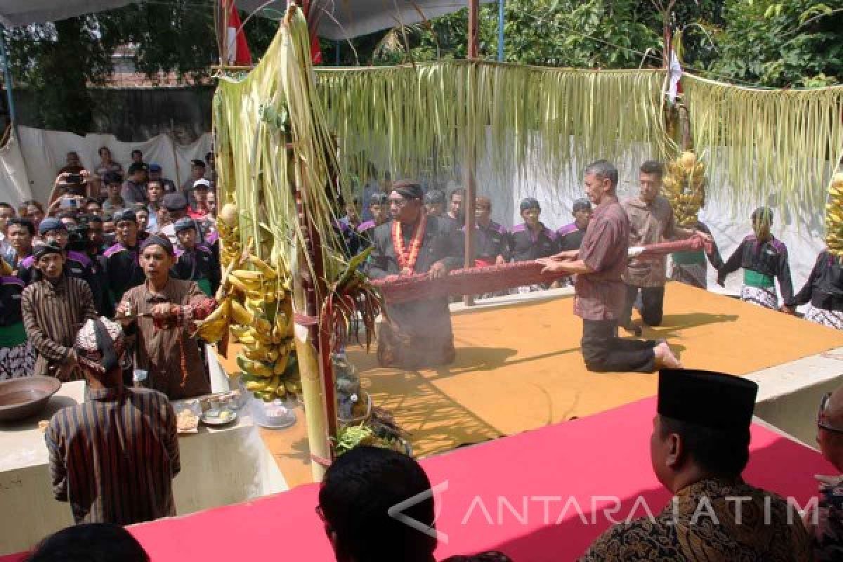 Warga Tulungagung Gelar Upacara Adat Jamasan Pusaka