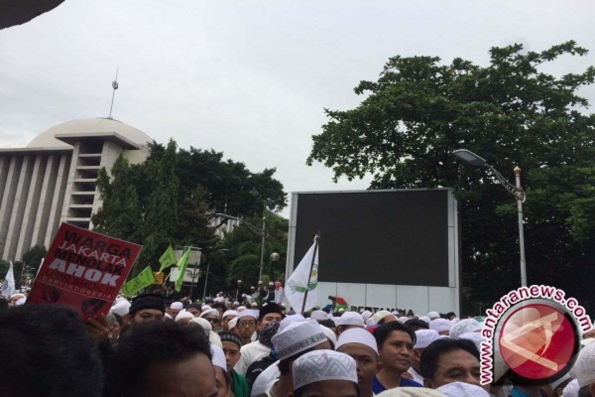 Massa Ormas Islam Laporkan Ahok ke Polrestabes Medan