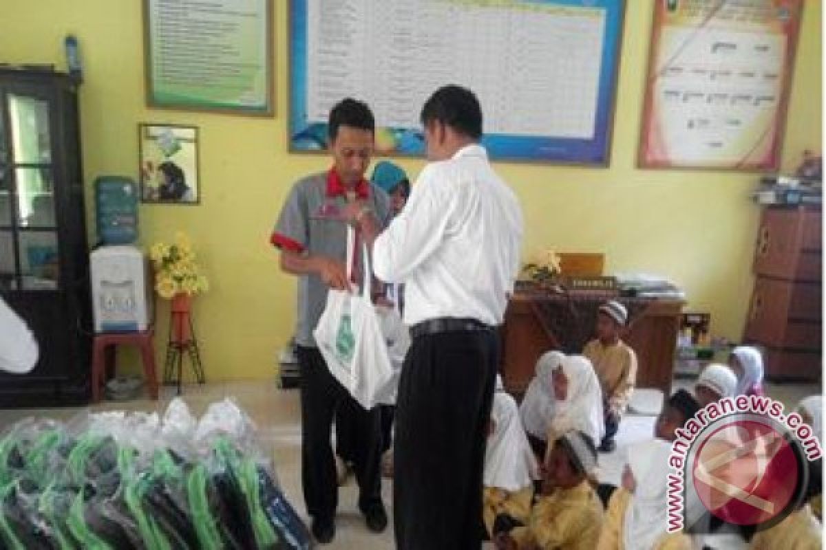 SGI Tebar Parcel di Dua Sekolah