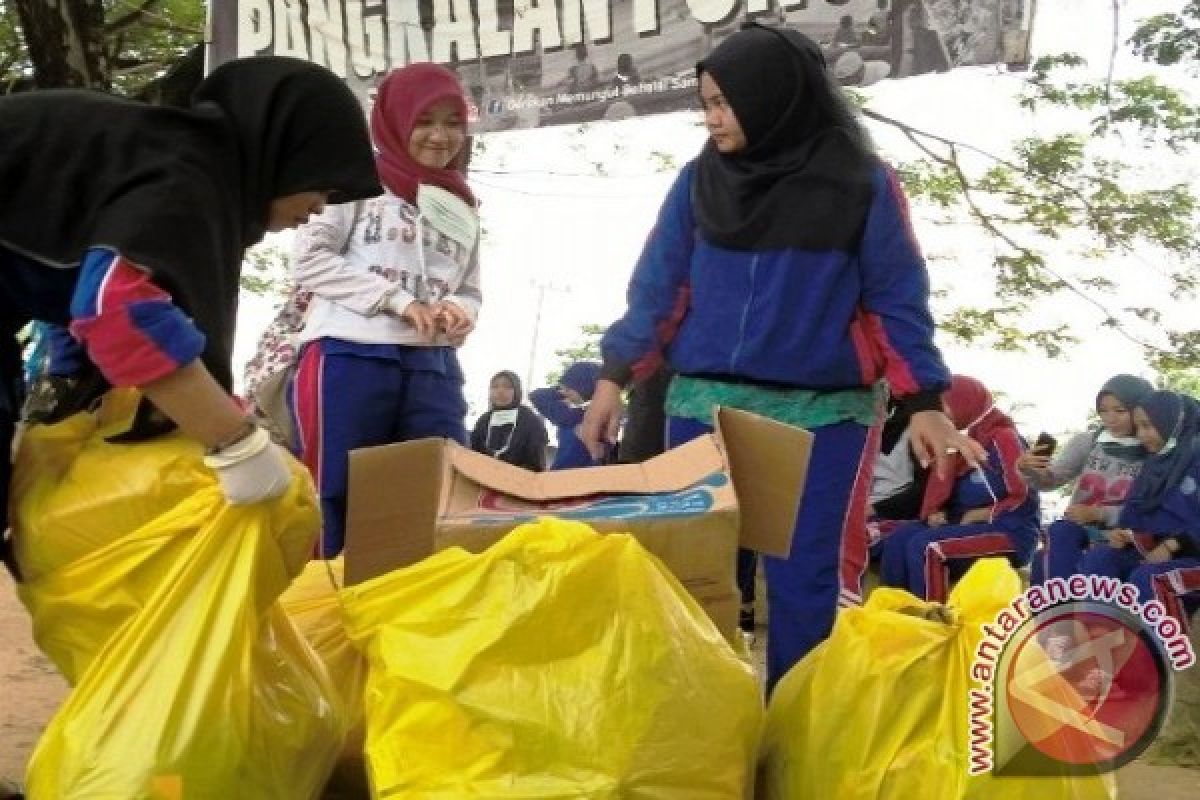 200 Mahasiswa Bersihkan Sungai Karang Mumus