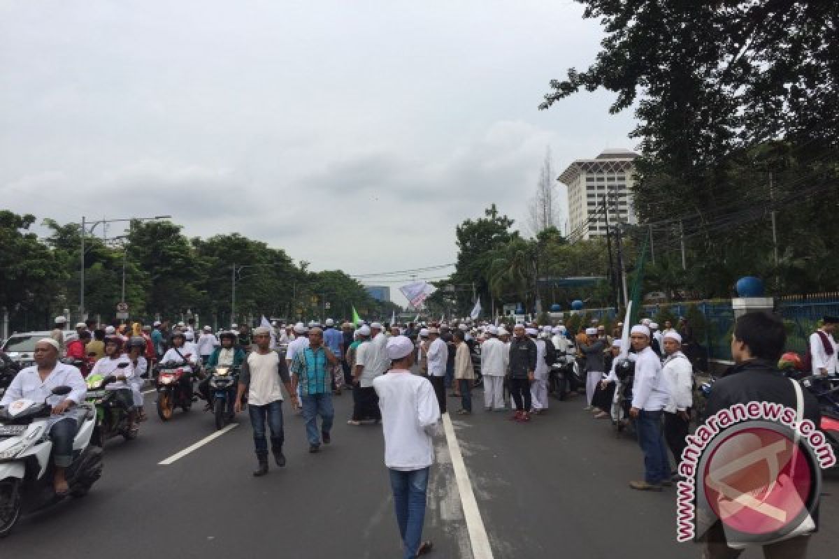 Massa ormas bergerak tinggalkan Balai Kota DKI