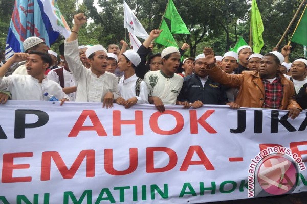 Massa datangi parlemen tuntut penonaktifan Ahok