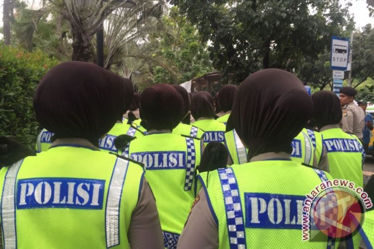 Wanita polisi berjilbab ikut jaga Balai Kota Jakarta