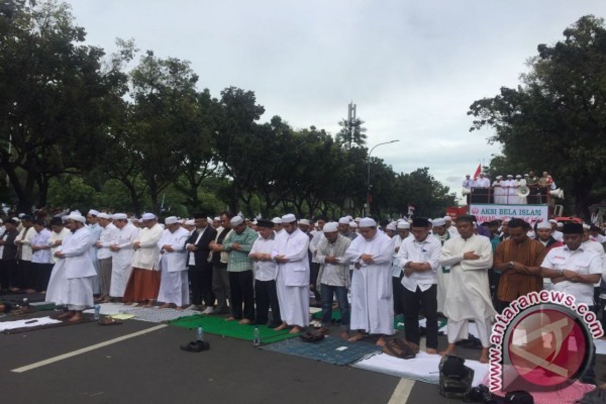 Massa ormas Islam shalat ashar di depan Balai Kota