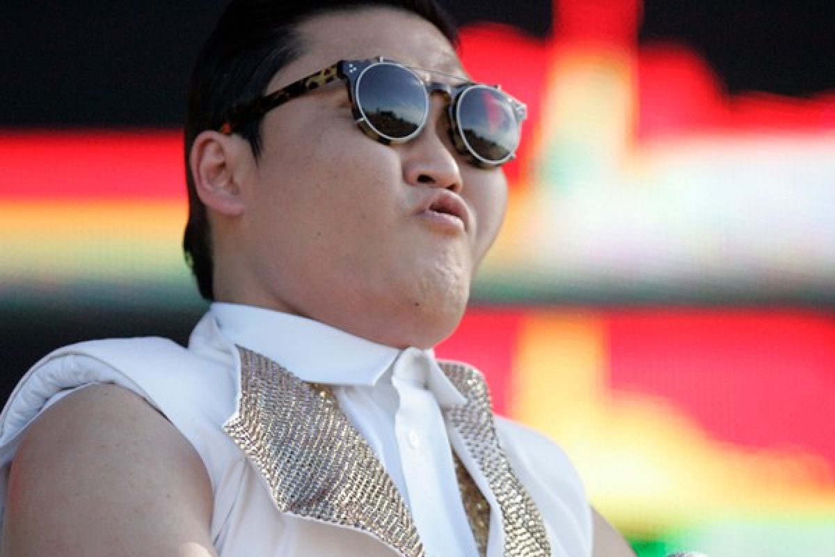 Psy berkolaborasi dengan Rain