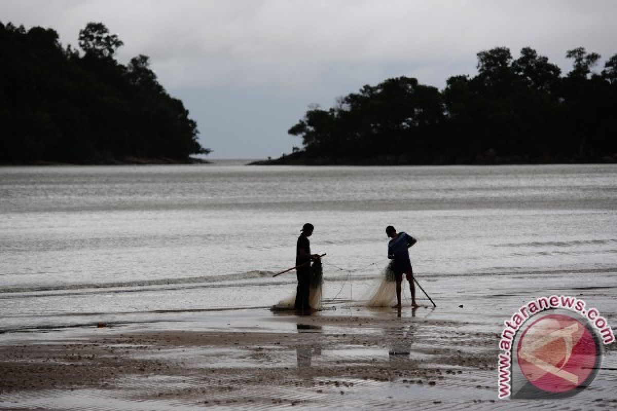 Pantai Pulau Datok Favorit Warga Liburan Lebaran