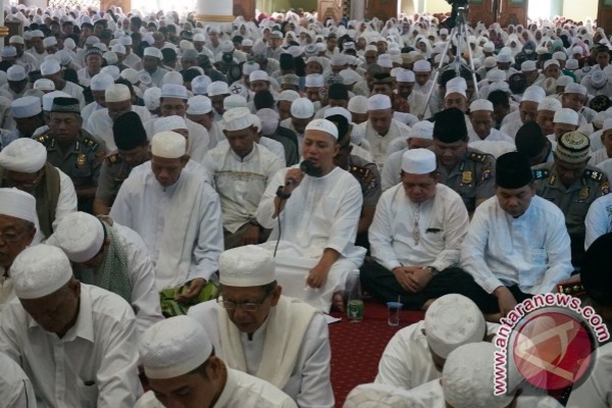 Air Mata Saat Zikir Akbar Bersama Ustad Arifin Ilham di Kuala Kapuas