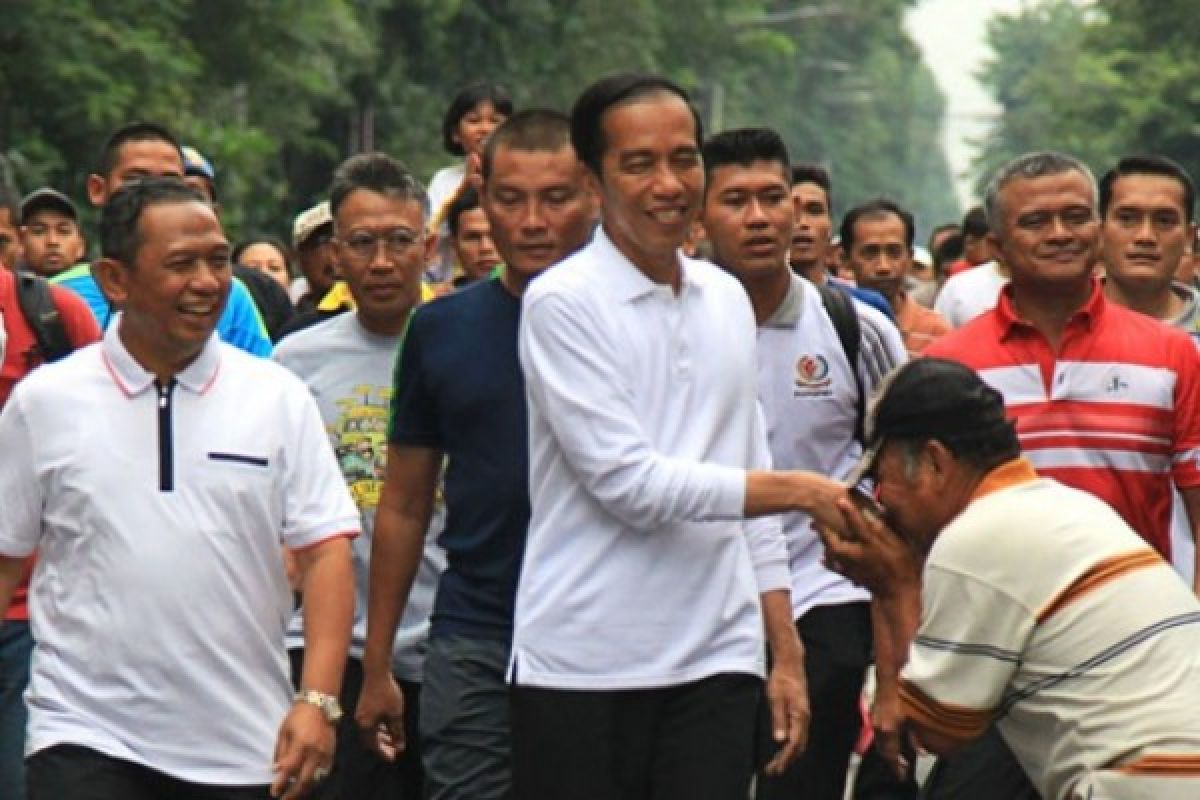 President Jokowi Meets People At Car-Free Day In Solo
