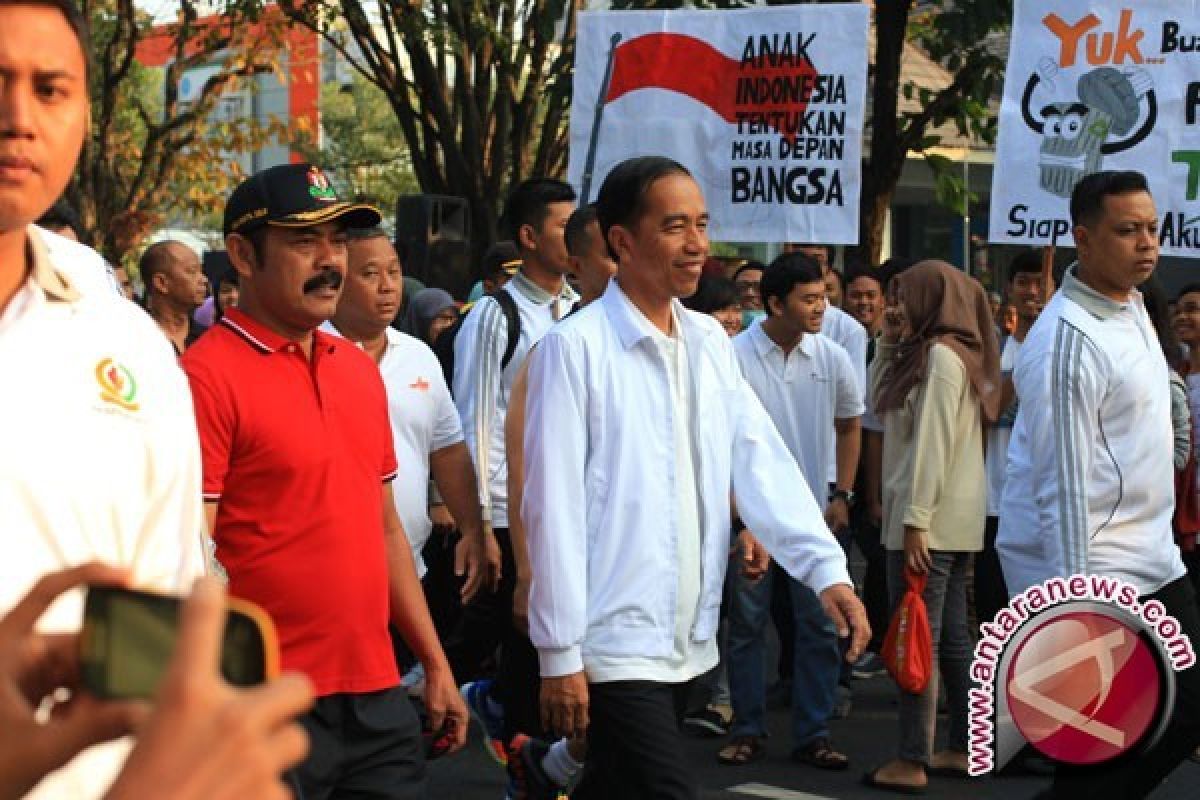 Presiden Jokowi berbaur dengan masyarakat di CFD Solo