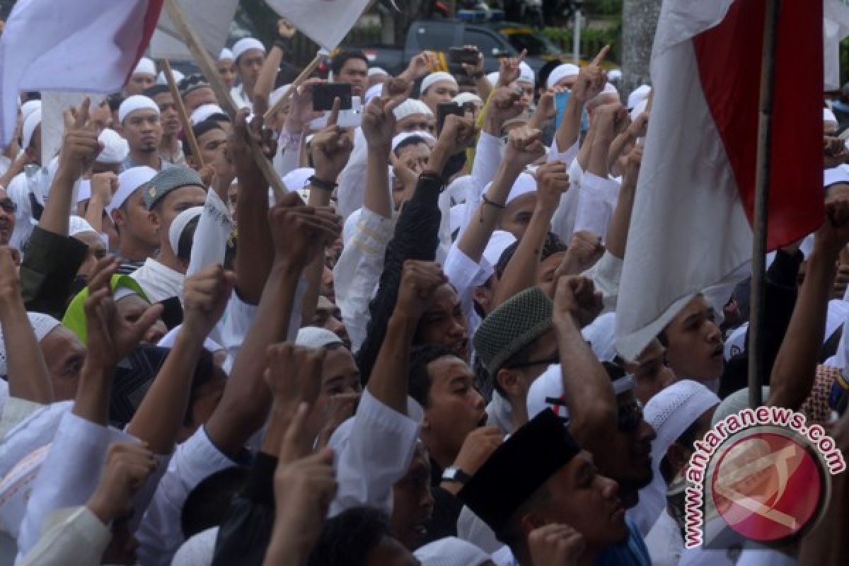 Massa bersiap unjuk rasa damai