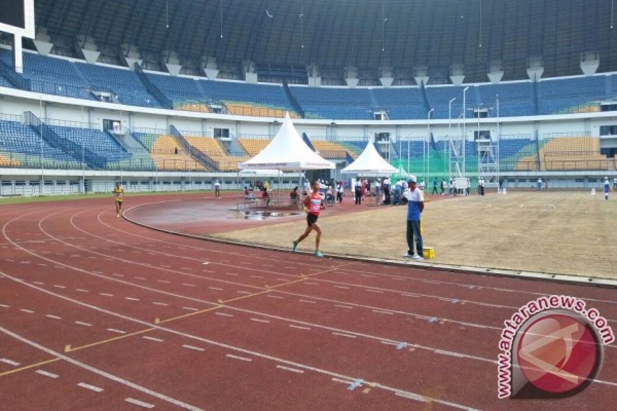 PEPARNAS - Azwar, si pendiam peraih emas pertama cabang atletik