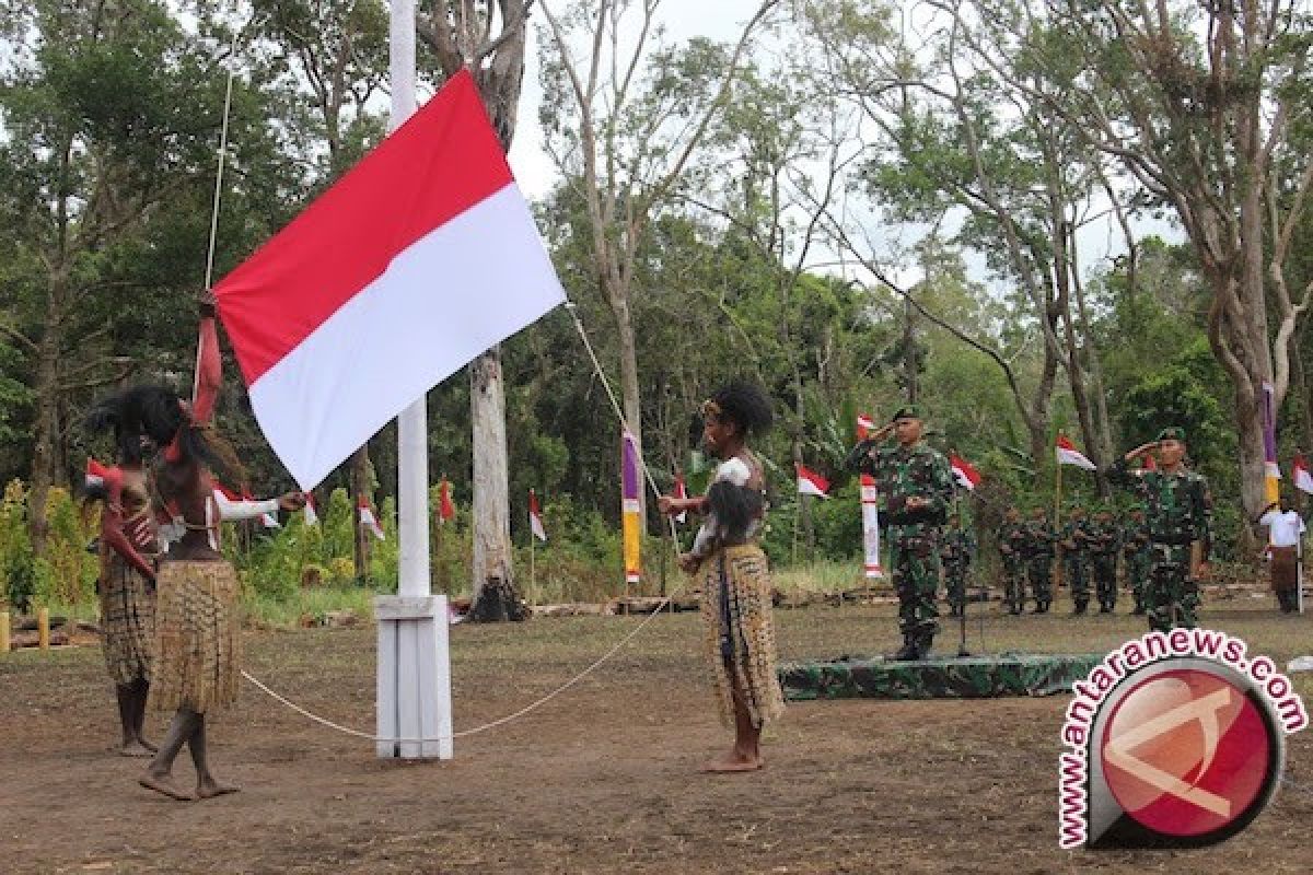 Pasukan TNI Penjaga Perbatasan di Papua Mengajar di Sekolah Perbatasan