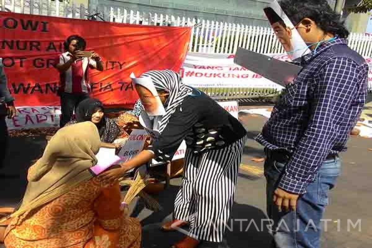 Warga Aksi Tuntut Kembalikan Tanah Dikuasai Grand City