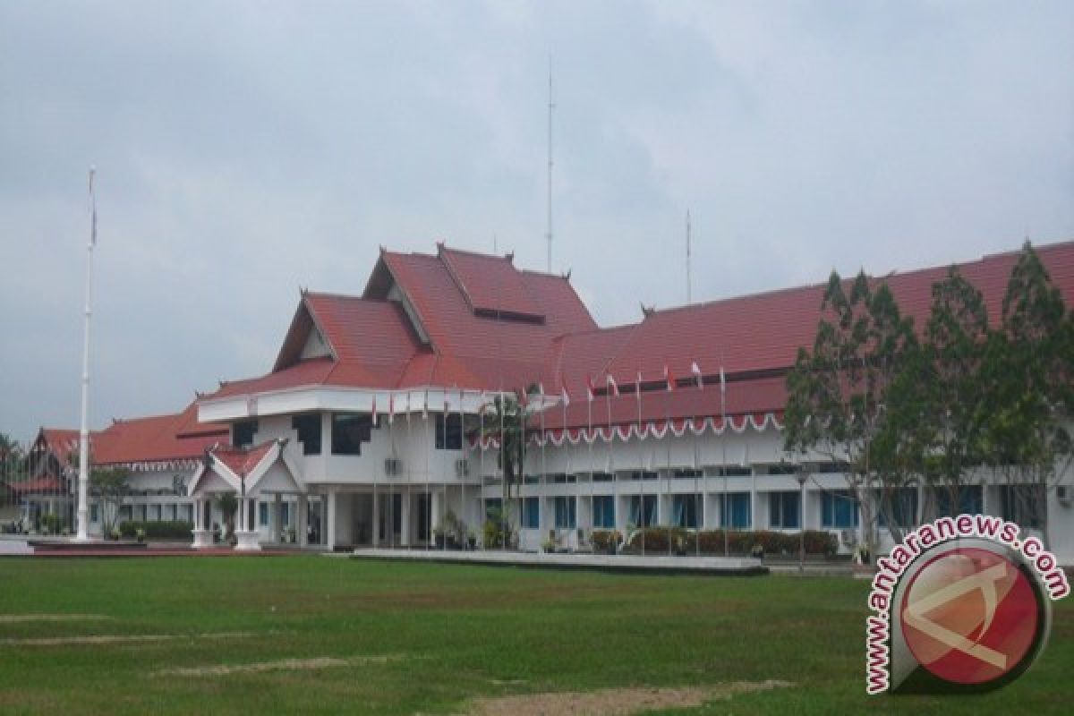 Seorang Ibu "Ngamuk" Dan Menangis Di Kantor Bupati Barsel! Ada Apa Ya