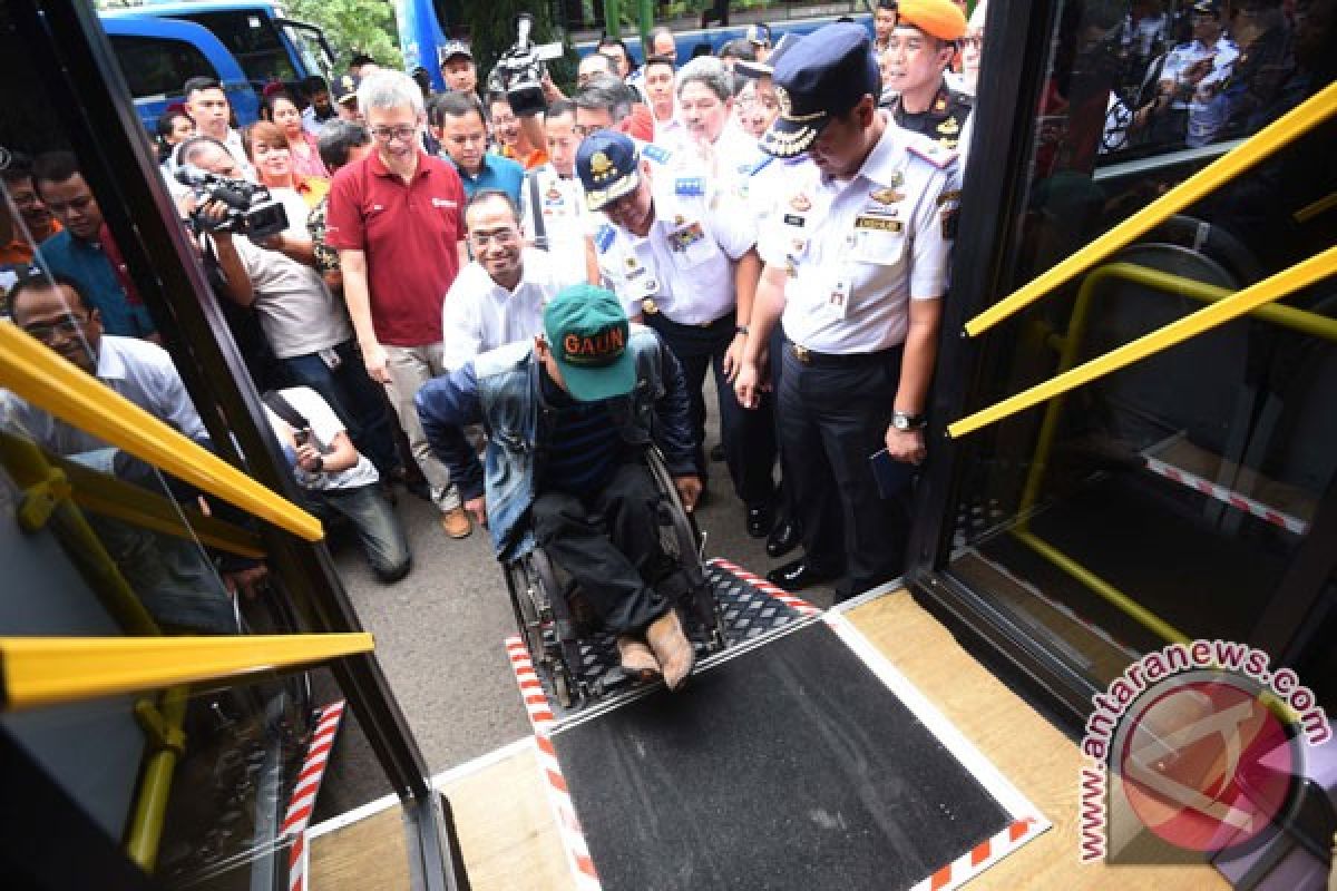 Asisten Daerah II Kota Bekasi minta warganya digratiskan naik Transjakarta