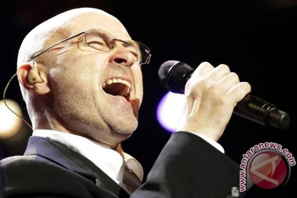 Phil Collins batalkan konser di London karena kepalanya luka terbentur