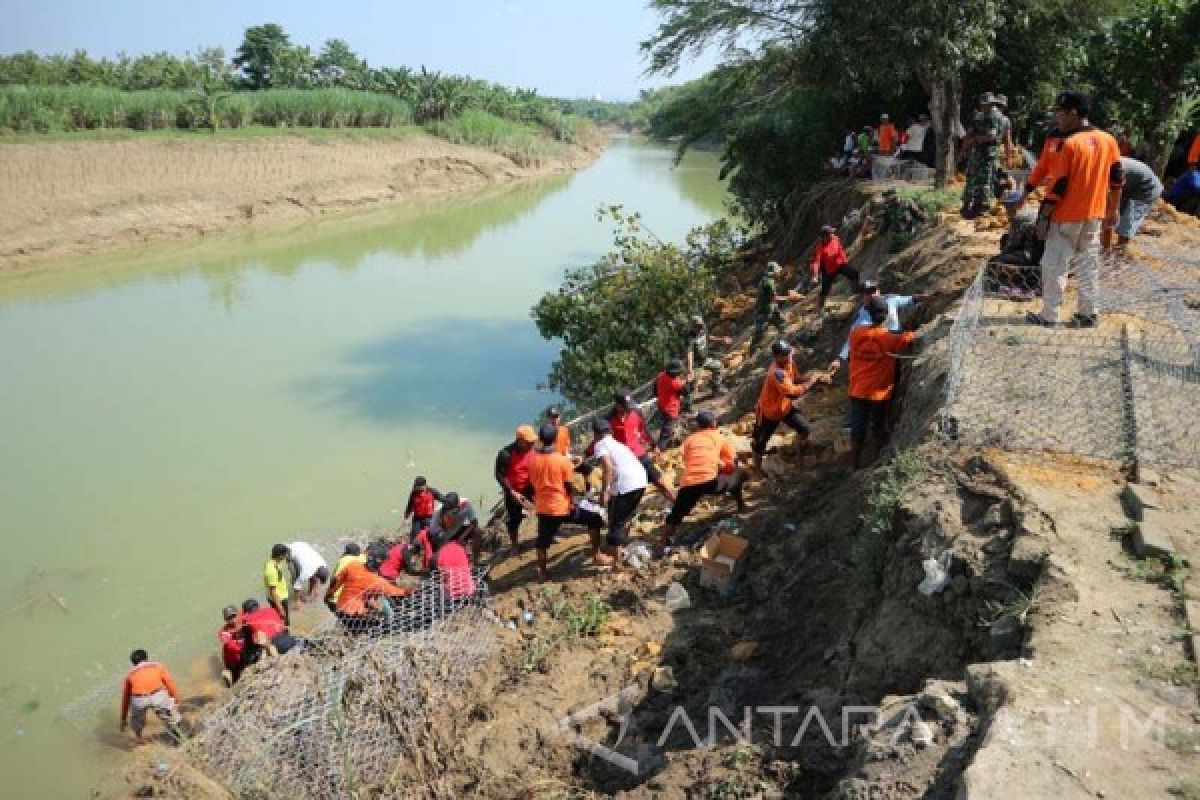 Petugas Gabungan Amankan Tebing Kali Kening Bojonegoro yang Longsor