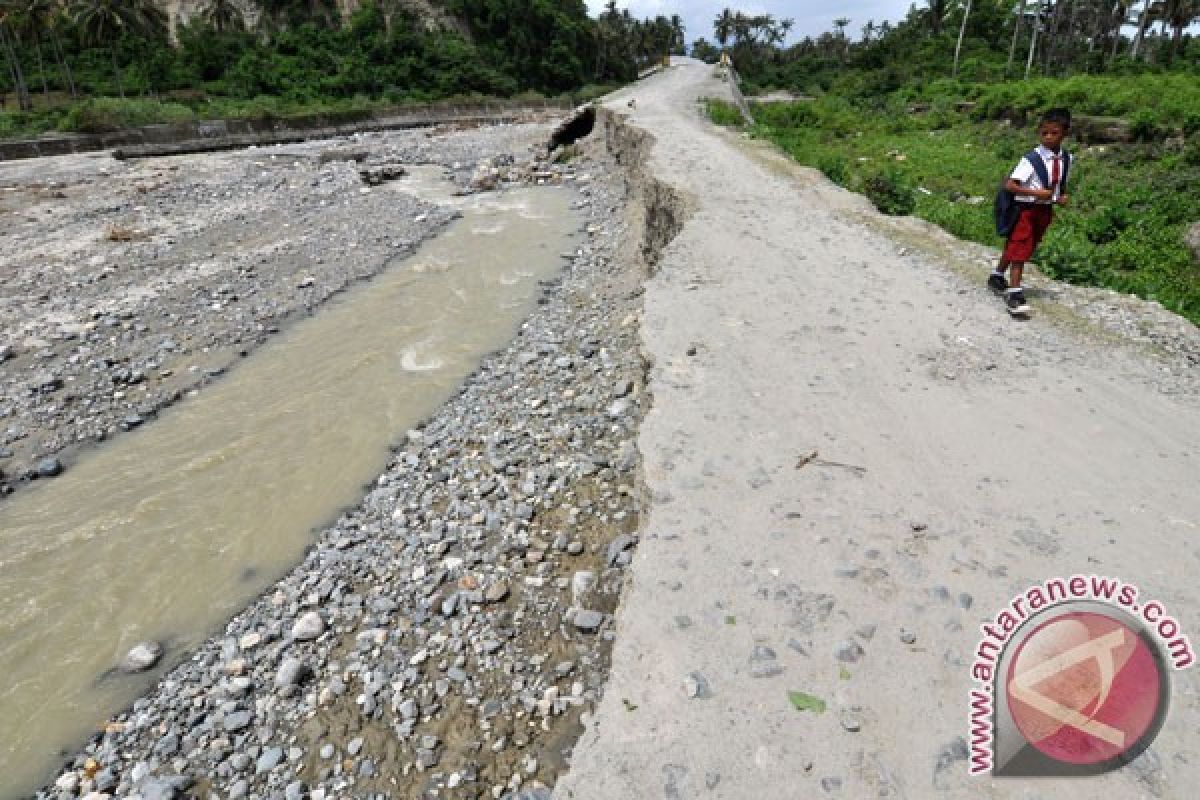 Kerusakan jalan akibat longsor di Rejang Lebog semakin parah