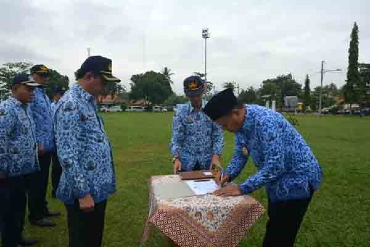 Bupati Lampung Tengah tandatangani pakta integritas  