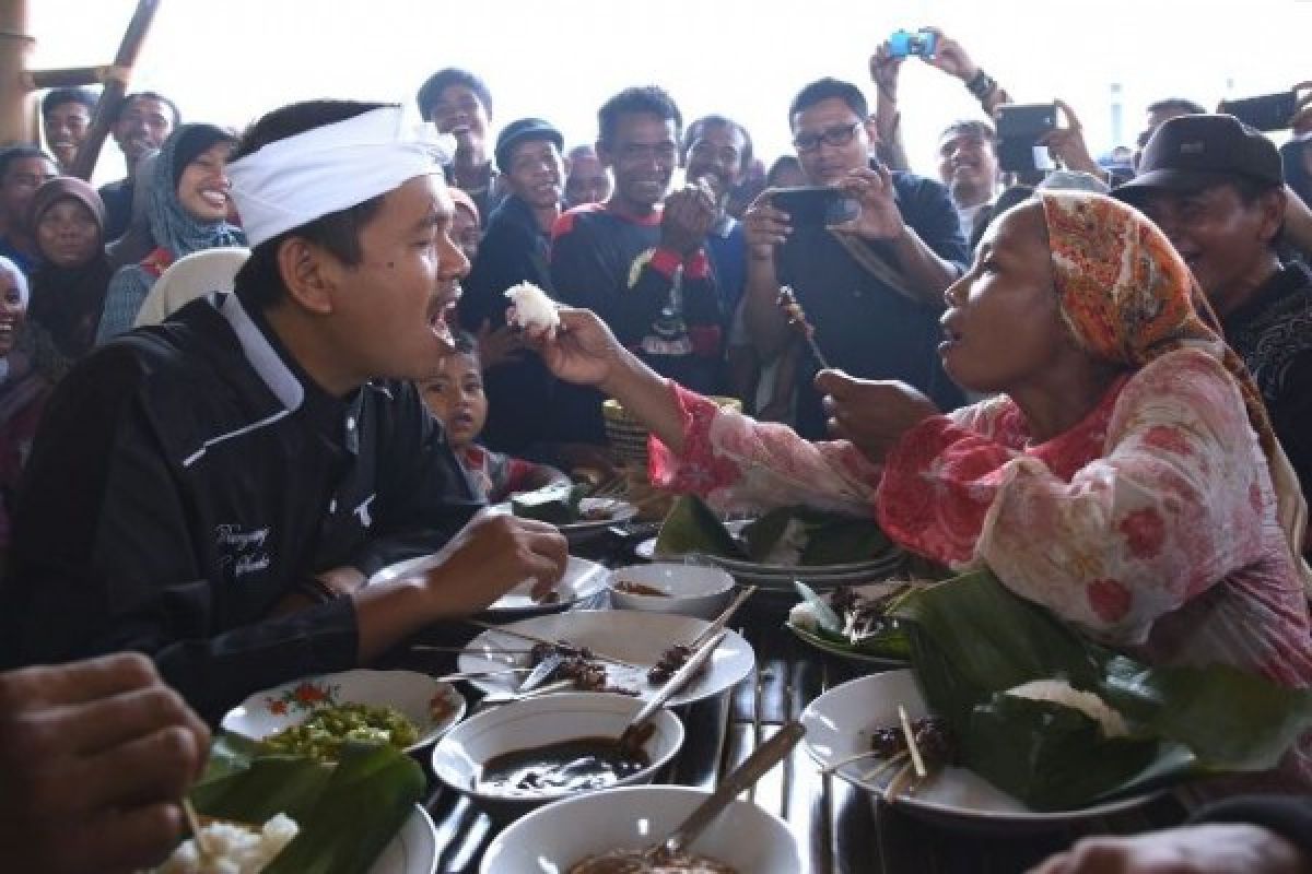 Ratusan Pemulung TPA Makan Bareng Bupati Purwakarta