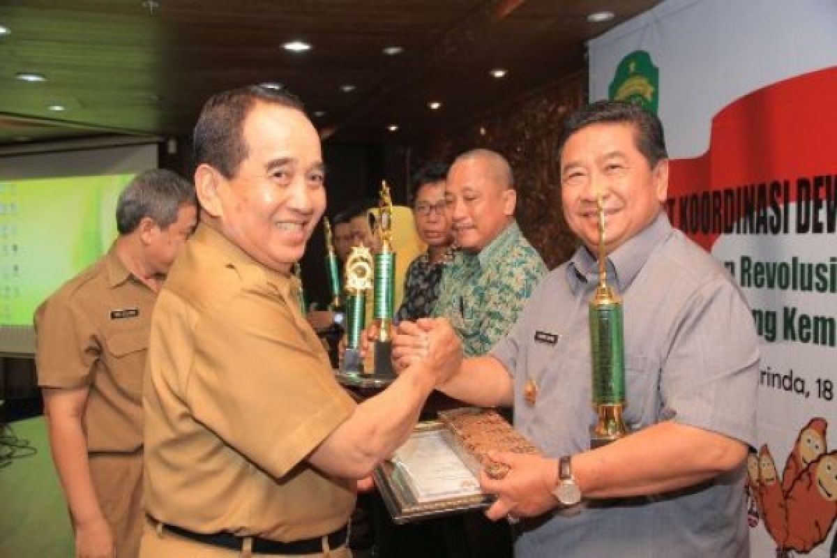 Bupati Penajam Terima Penghargaan Adhikarya Pangan Nusantara