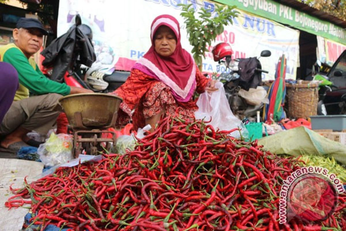 Operasi pasar berhasil, harga cabai berangsur turun di sini