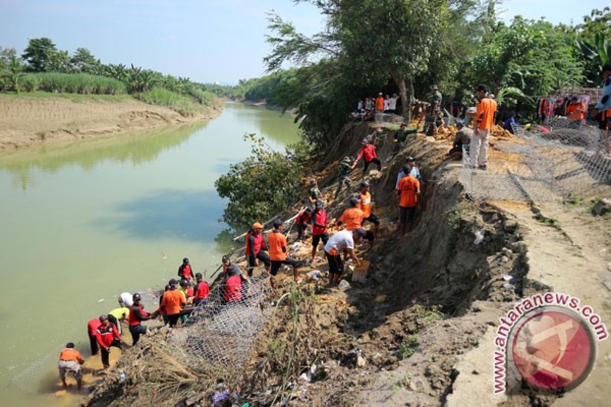 Longsor terjang belasan rumah di Trenggalek