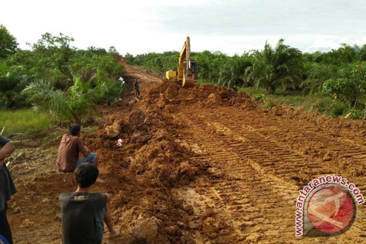 Warga Mukomuko Swadaya Bangun Jalan Produksi Perkebunan