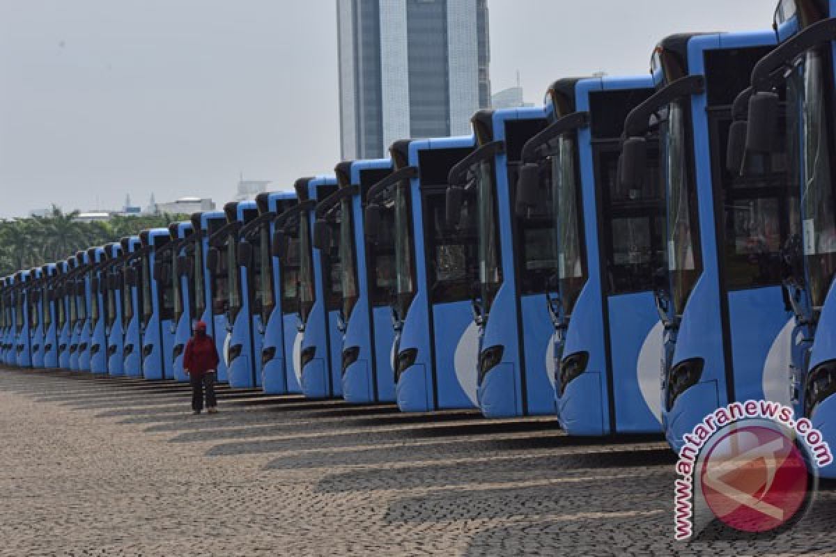 Ahok janjikan gaji tinggi untuk pengemudi Transjakarta