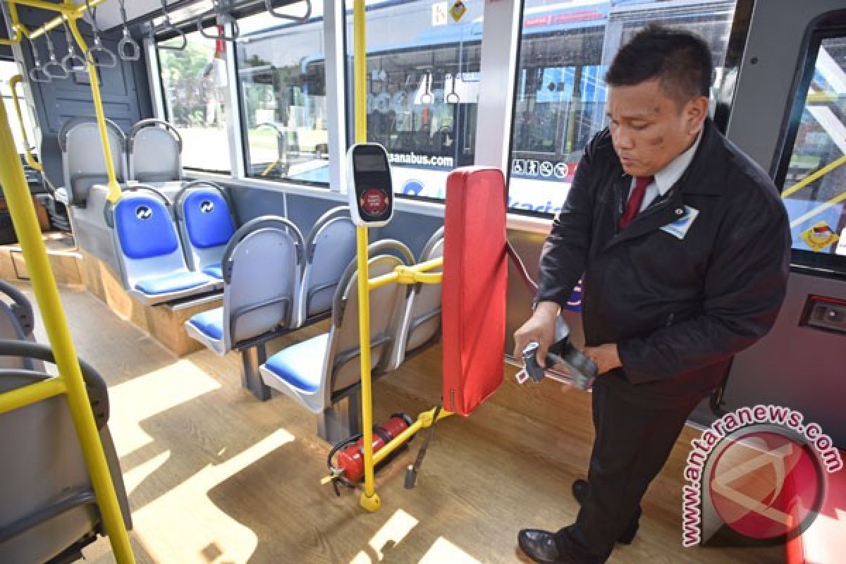 Transjakarta tunda penerapan "one man one ticket"