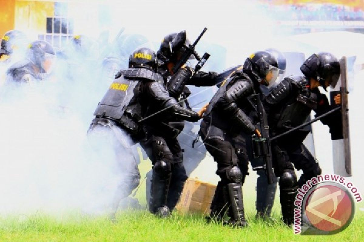 Ratusan Polisi Jaga Kantor KPU Gorontalo