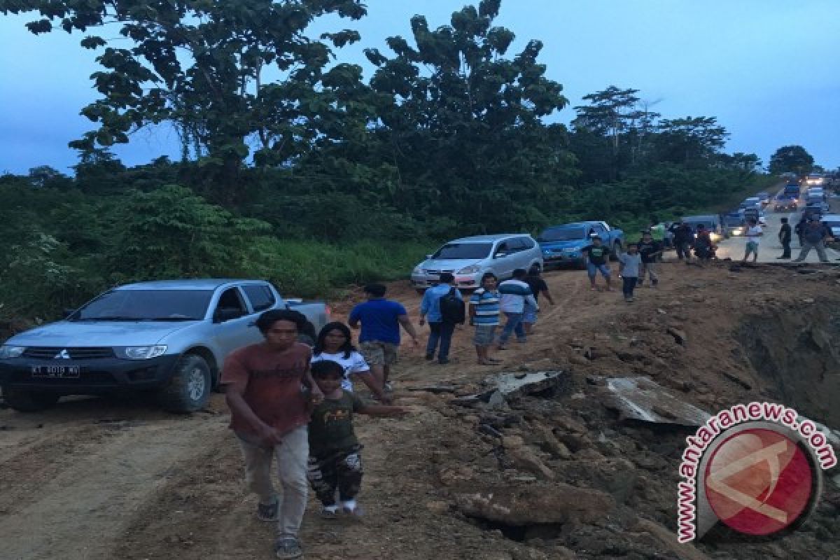 Usulkan Rehabilitasi Jalan Secara Permanen - Irianto : Meski Darurat, Jalan Bisa Dilewati