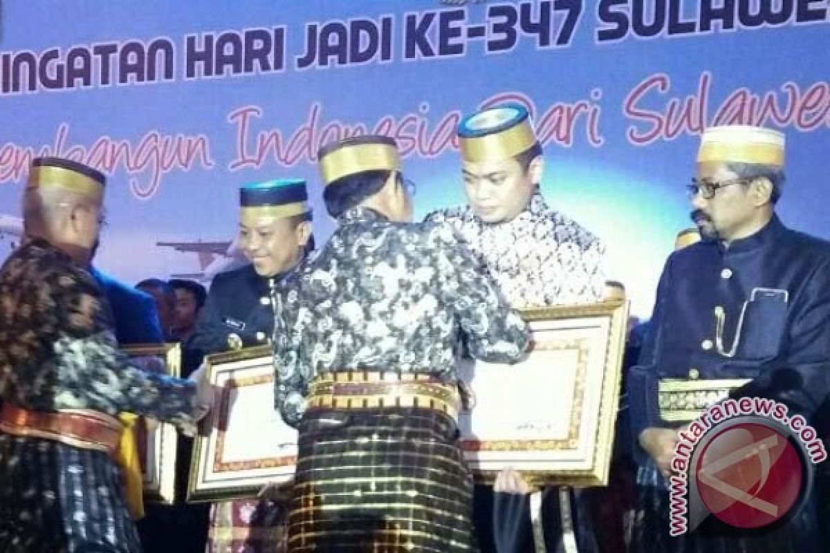 Bupati Gowa terima penghargaan Koperasi-UMKM