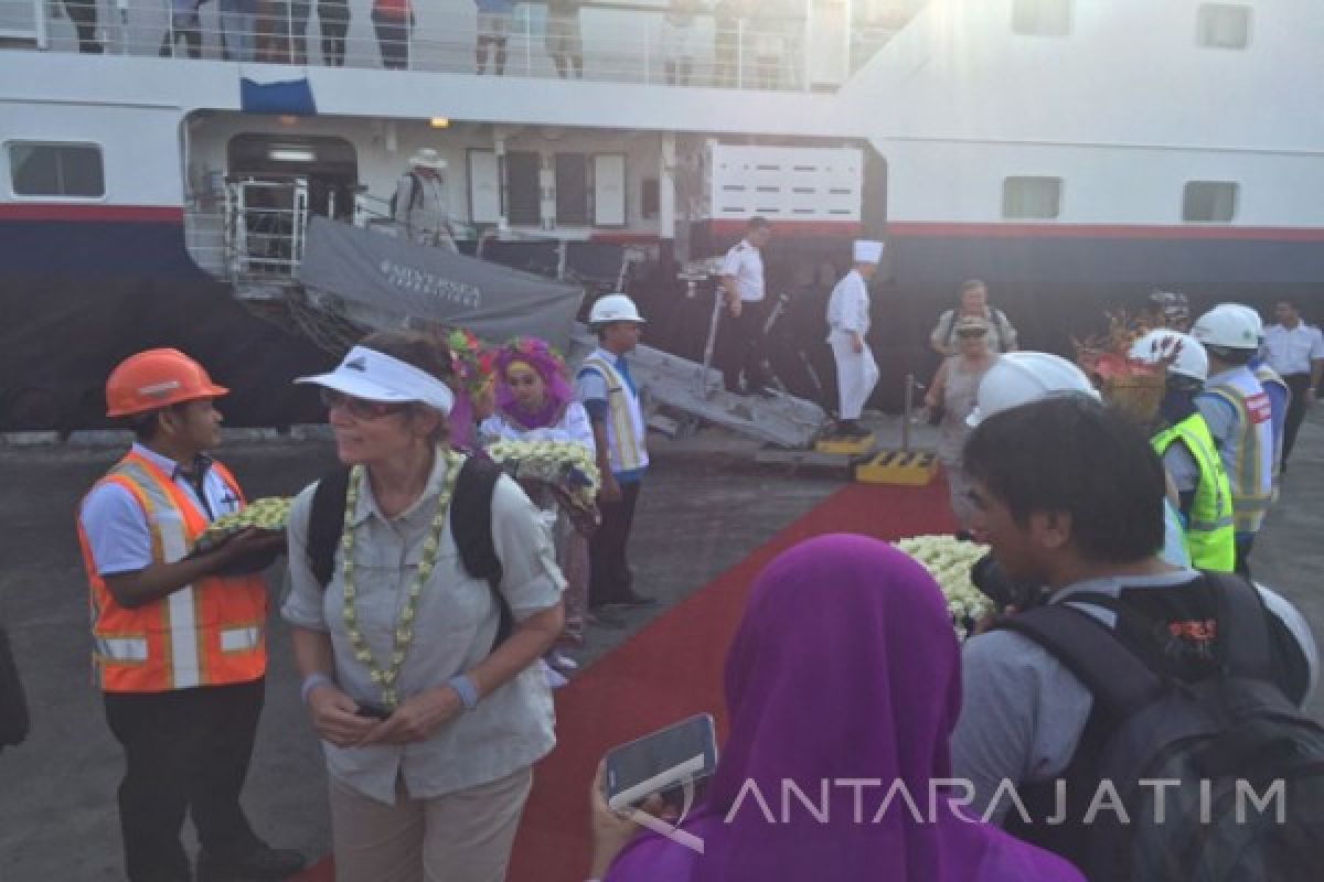 Kapal Pesiar Bawa Puluhan Wisatawan Asing ke Banyuwangi 