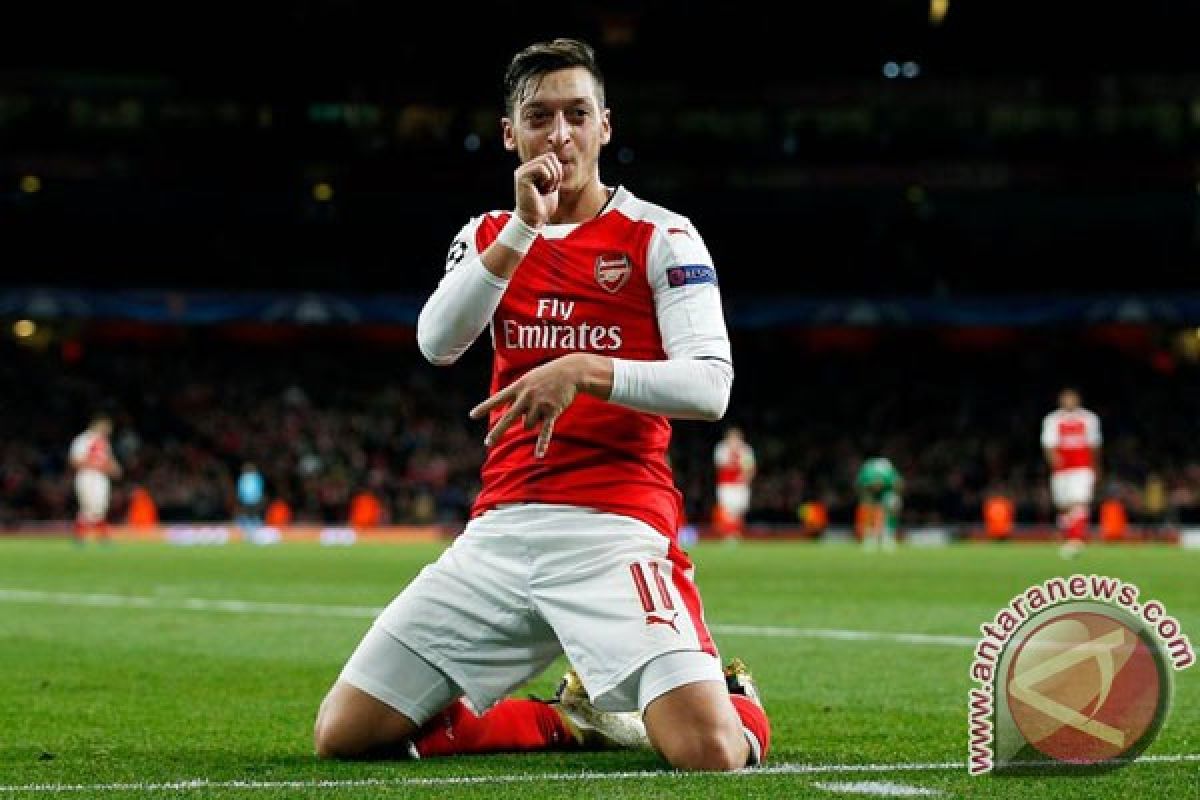 Ozil ukir trigol saat Arsenal hancurkan Ludogorets