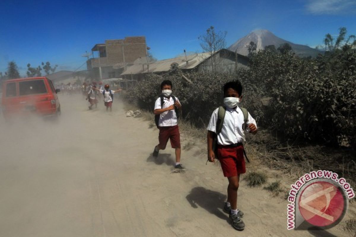 Siswa Sinabung Gunakan Masker