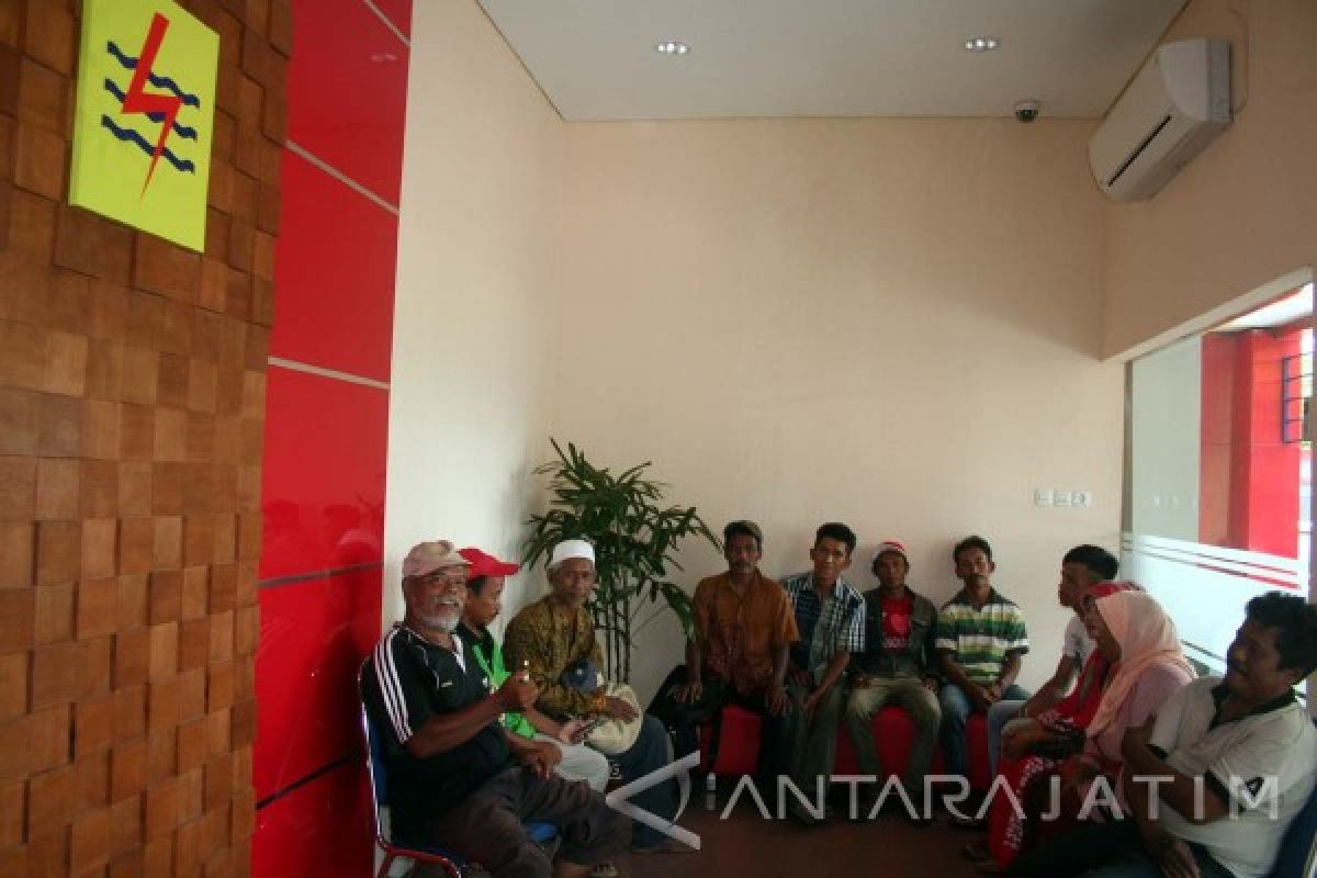 Ratusan Rumah Warga Desa Mulyorejo-Jember Belum Teraliri Listrik