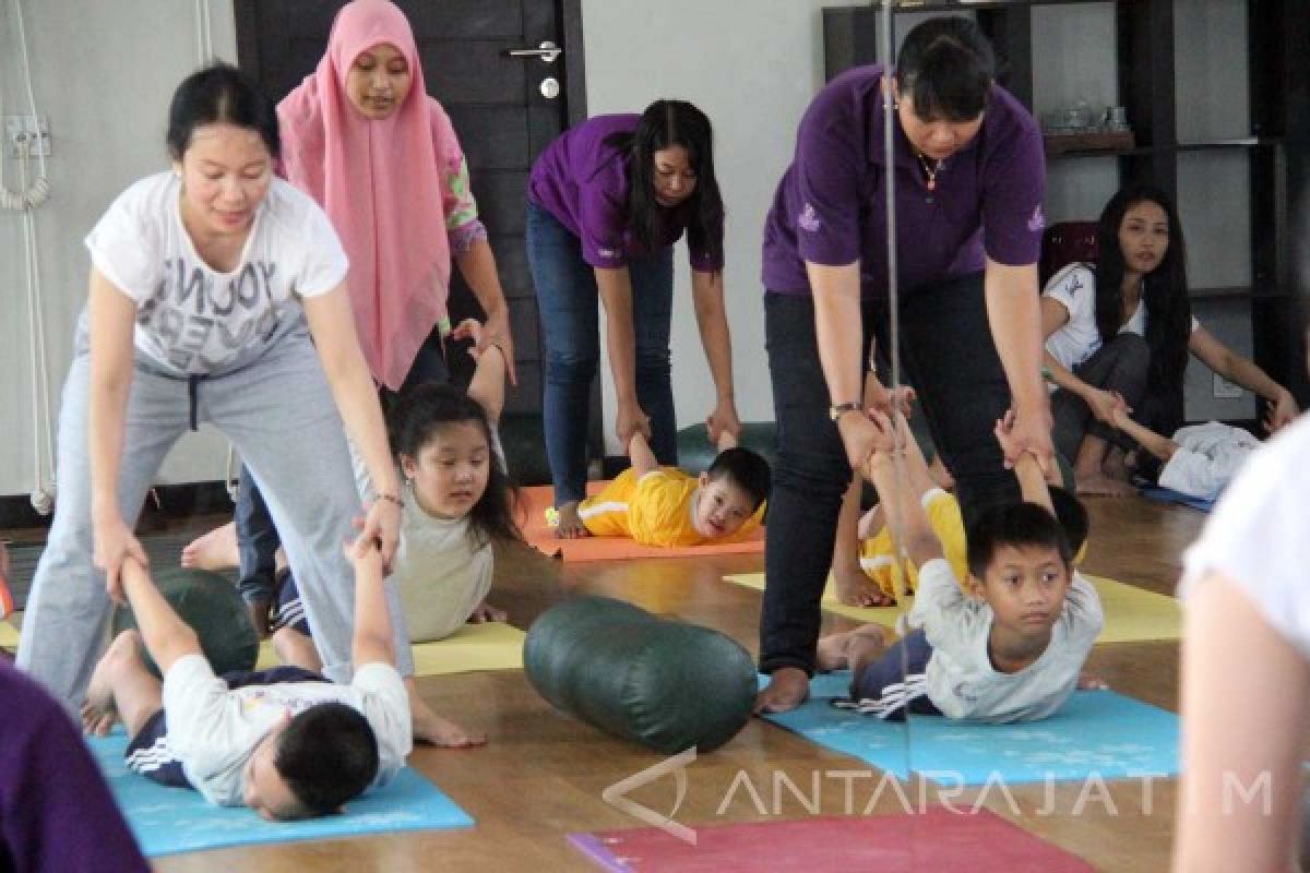 Belasan Anak Berkebutuhan Khusus Ikuti Terapi Yoga