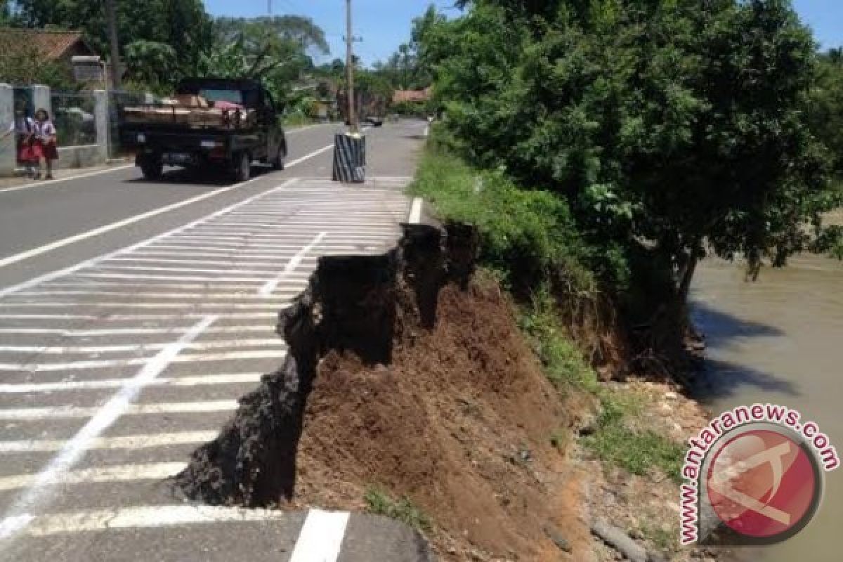 Jalan lintas Sumatera di Sijunjung macet parah