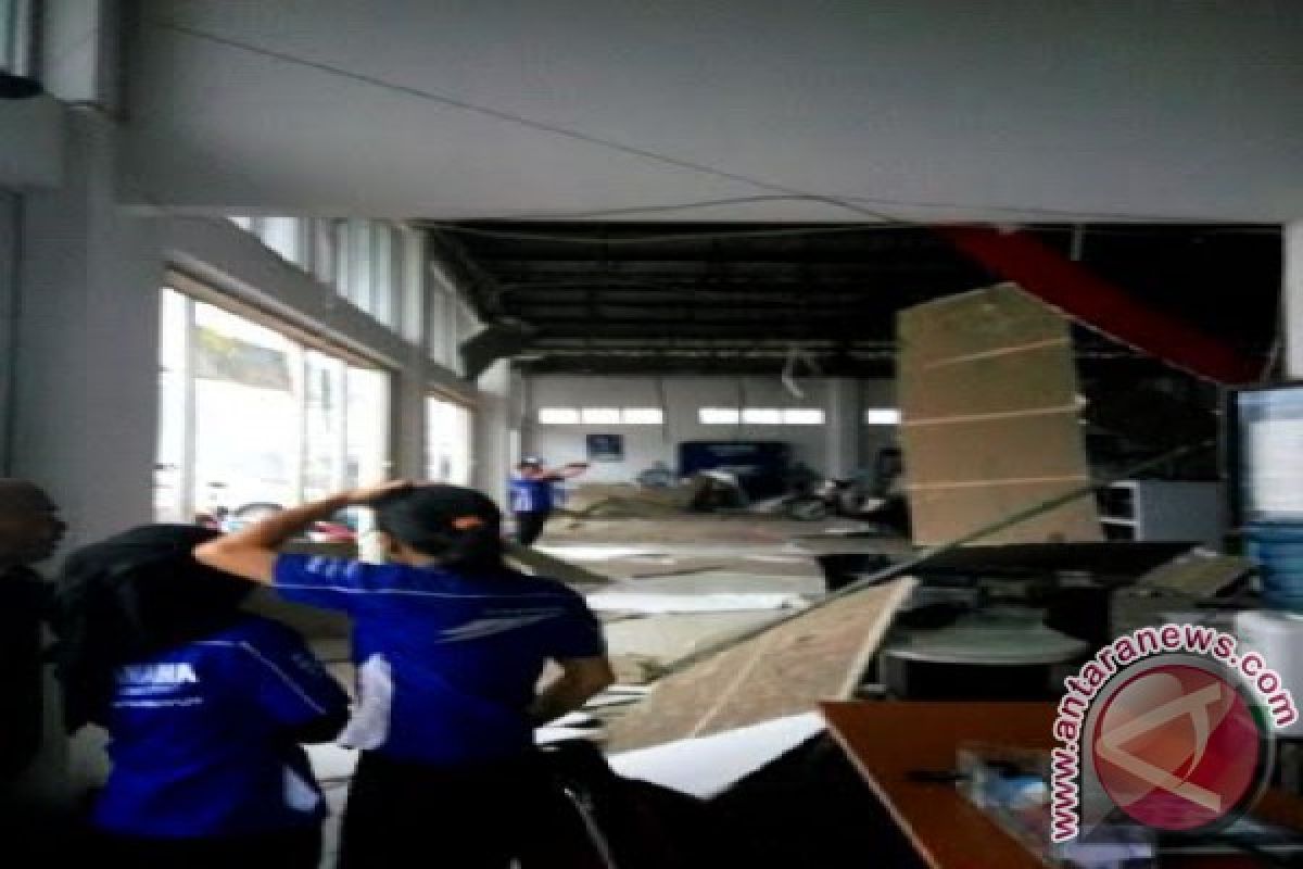 Plafon gedung diler Thamrin Baturaja runtuh
